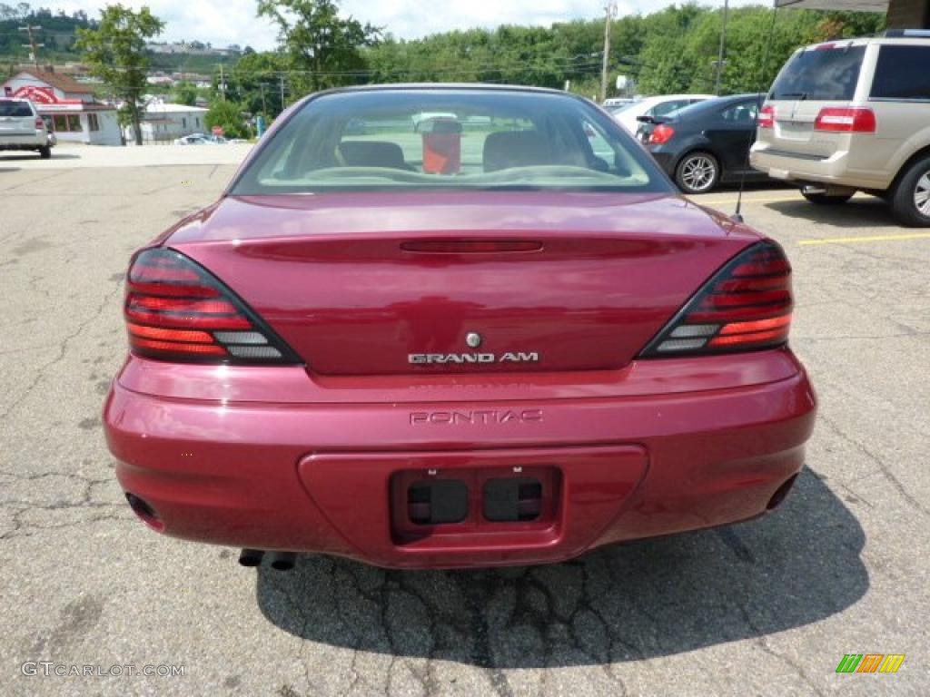 2004 Grand Am SE Sedan - Sport Red Metallic / Dark Taupe photo #3