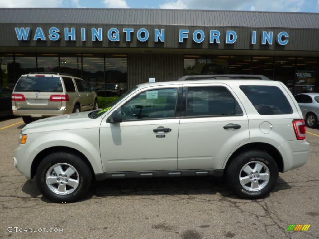 2009 Escape XLT V6 4WD - White Suede / Charcoal photo #1