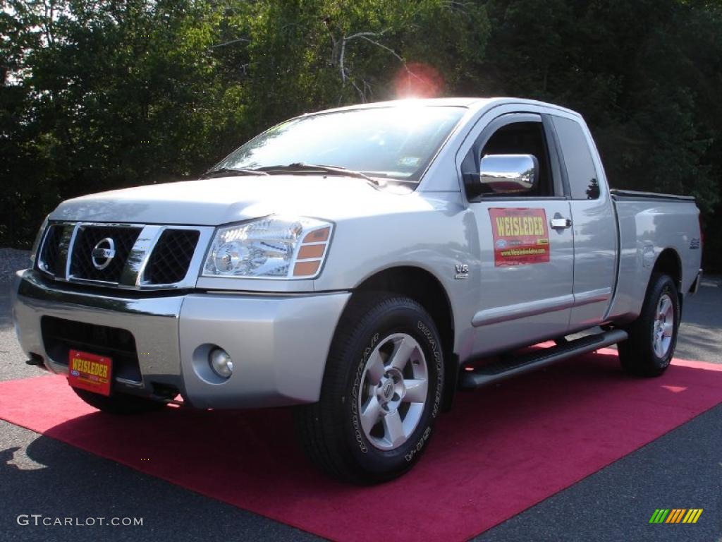 2004 Titan SE King Cab 4x4 - Radiant Silver / Graphite/Titanium photo #1