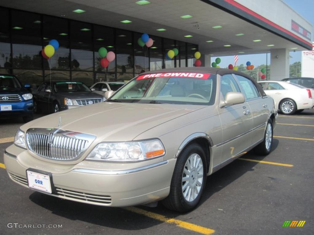 2005 Town Car Signature - Light French Silk Clearcoat / Medium Light Stone/Dark Stone photo #1