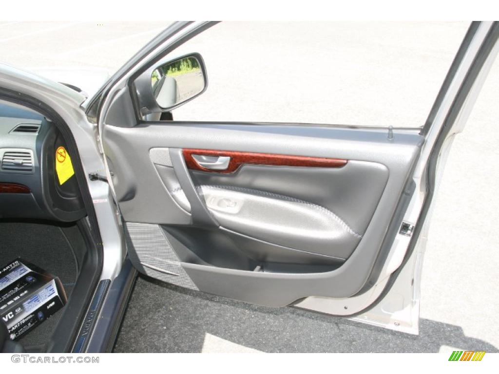 2002 V70 2.4T XC AWD Wagon - Silver Metallic / Graphite photo #15