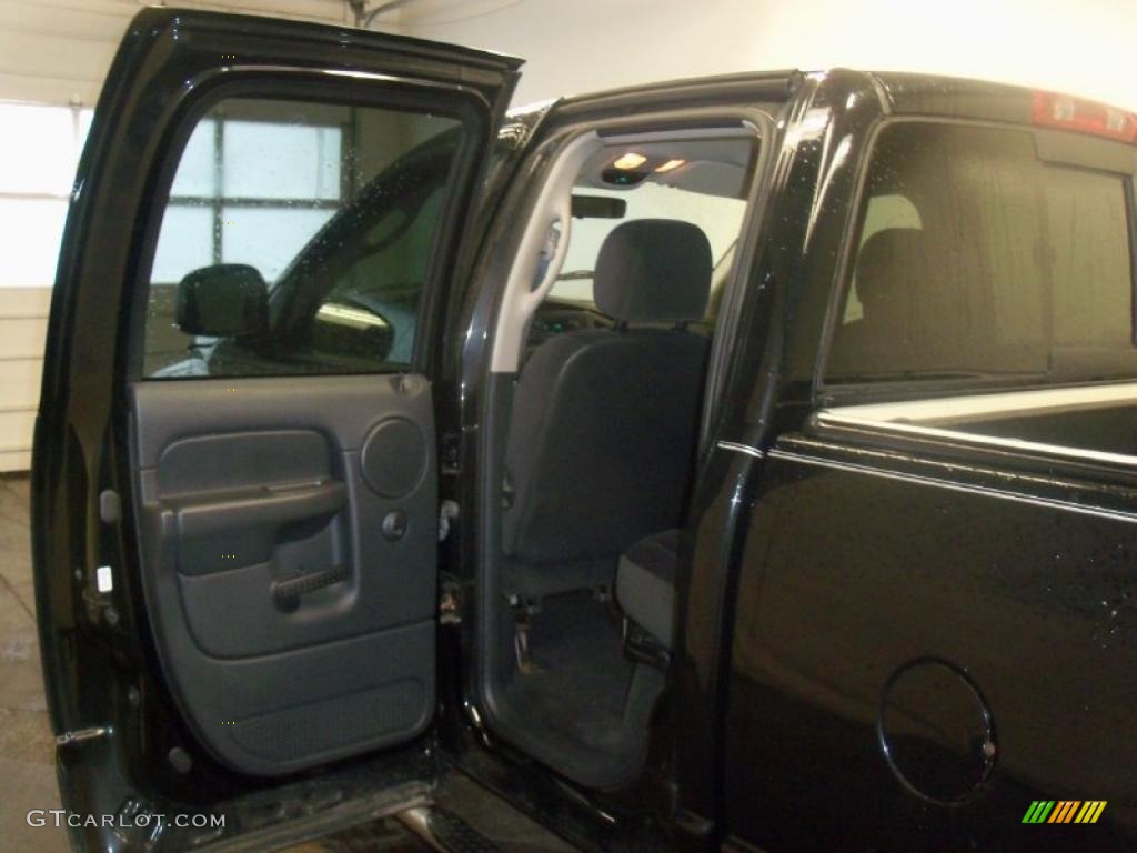 2004 Ram 1500 SLT Quad Cab 4x4 - Black / Dark Slate Gray photo #17