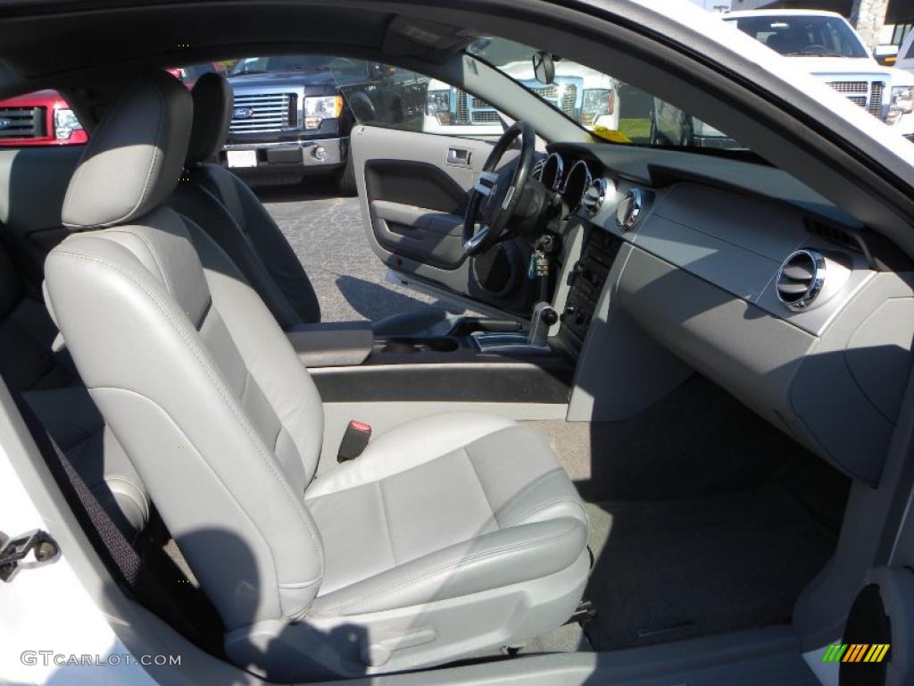 2007 Mustang V6 Premium Coupe - Performance White / Light Graphite photo #11