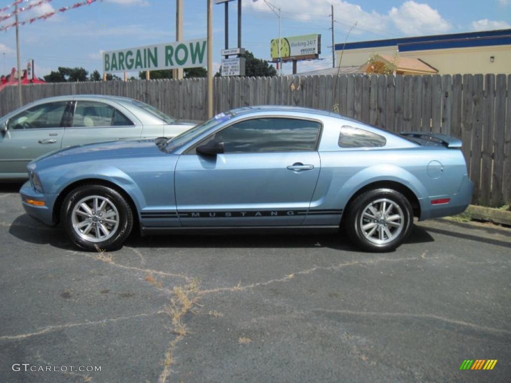 2005 Mustang V6 Deluxe Coupe - Windveil Blue Metallic / Light Graphite photo #3
