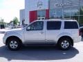 2005 Silver Lightning Metallic Nissan Pathfinder SE 4x4  photo #2