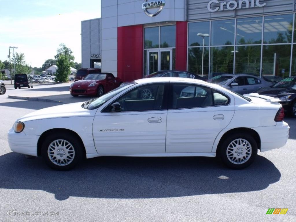 2000 Grand Am SE Sedan - Arctic White / Dark Taupe photo #2