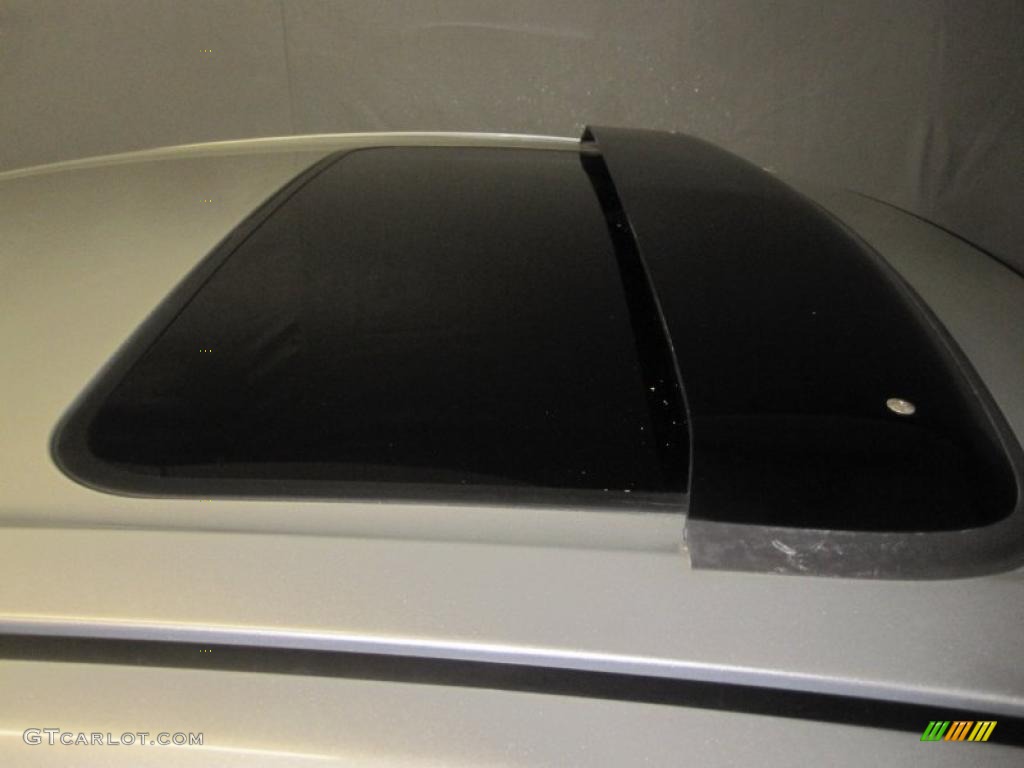2004 MAZDA3 s Sedan - Sunlight Silver Mica / Black photo #9