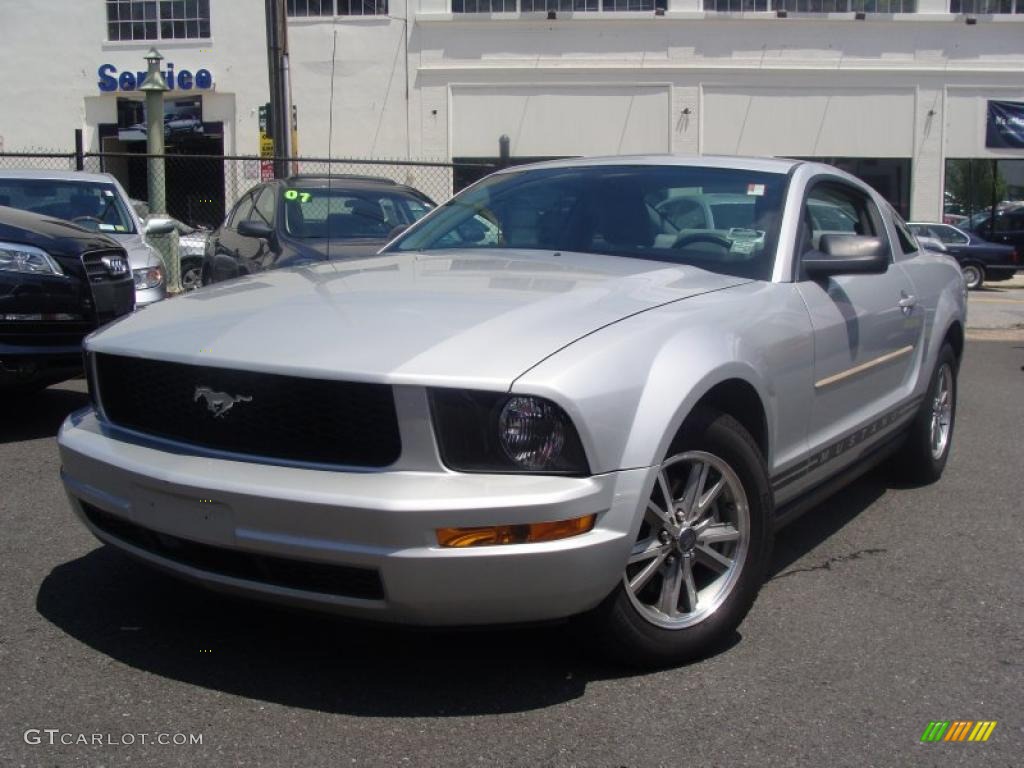 2005 Mustang V6 Deluxe Coupe - Satin Silver Metallic / Light Graphite photo #1