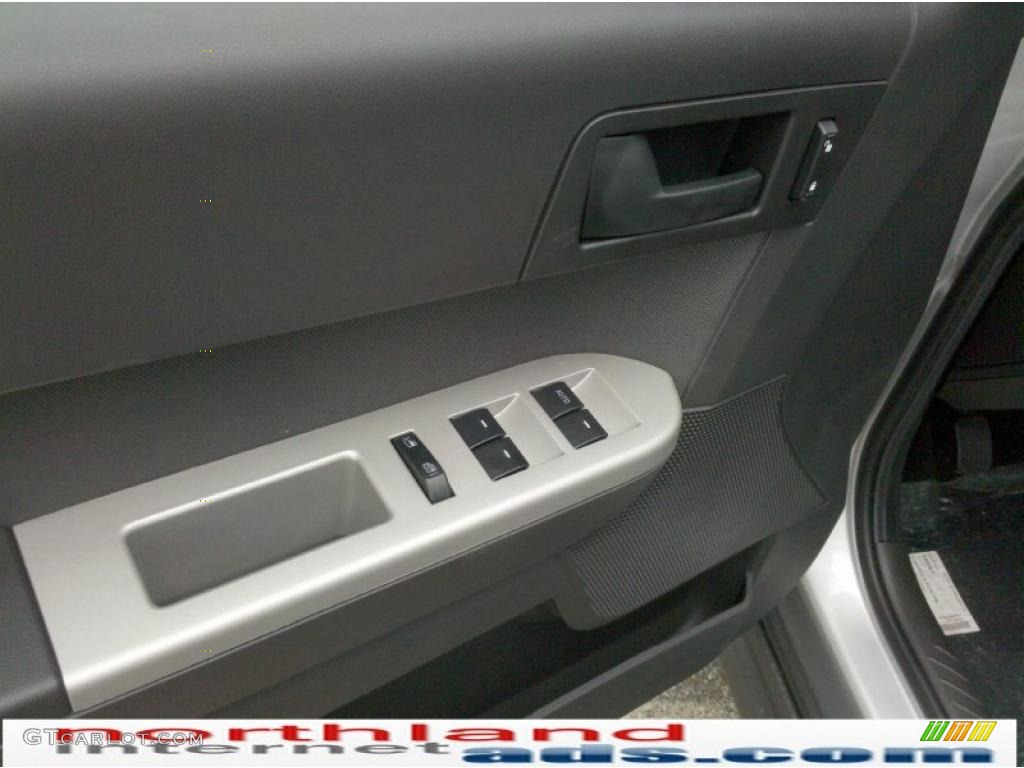 2010 Escape XLT V6 4WD - Ingot Silver Metallic / Charcoal Black photo #15