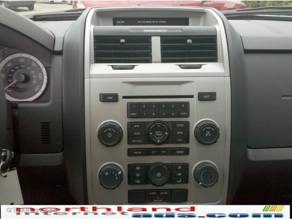 2010 Escape XLT V6 4WD - Ingot Silver Metallic / Charcoal Black photo #17