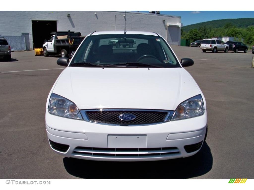 2007 Focus ZX4 SE Sedan - Cloud 9 White / Charcoal/Light Flint photo #2