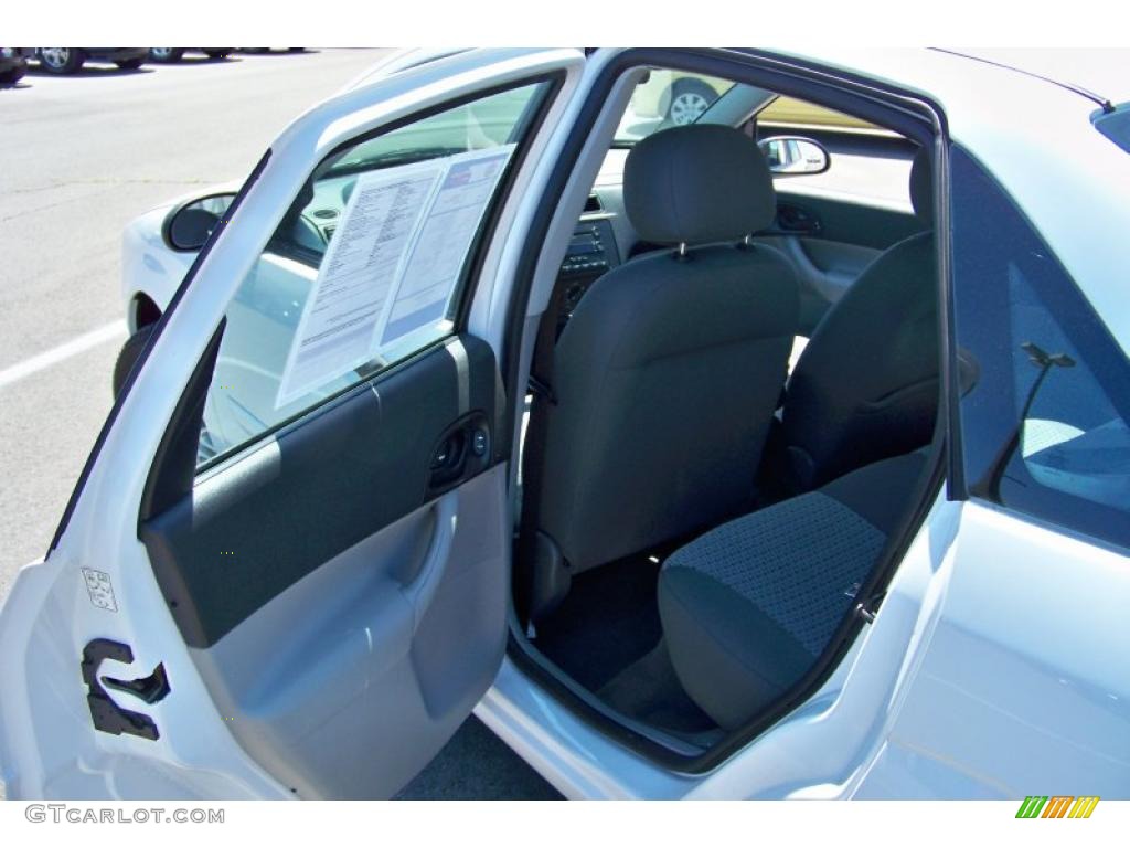 2007 Focus ZX4 SE Sedan - Cloud 9 White / Charcoal/Light Flint photo #14