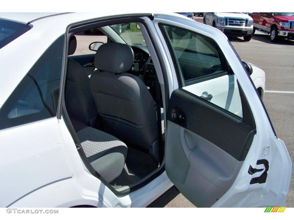 2007 Focus ZX4 SE Sedan - Cloud 9 White / Charcoal/Light Flint photo #15
