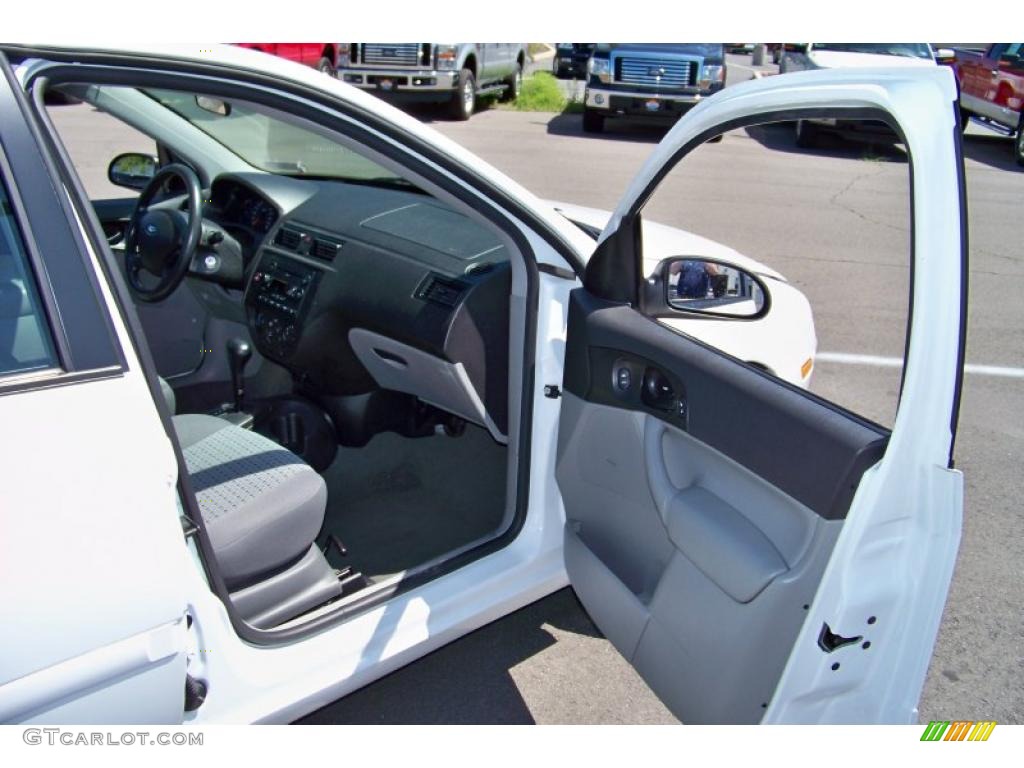 2007 Focus ZX4 SE Sedan - Cloud 9 White / Charcoal/Light Flint photo #17