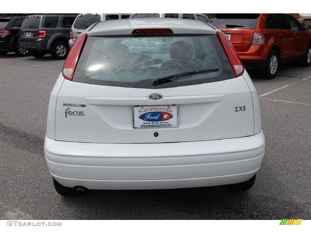 2003 Focus ZX5 Hatchback - Cloud 9 White / Medium Graphite photo #16