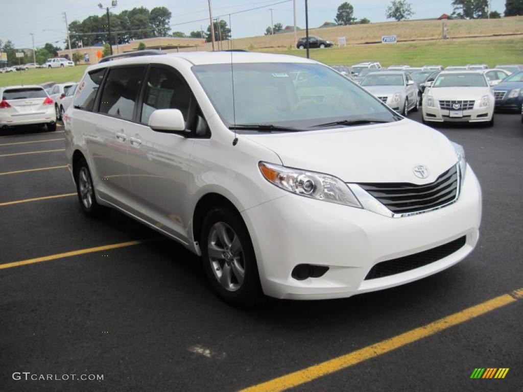 2011 Sienna LE - Super White / Light Gray photo #2