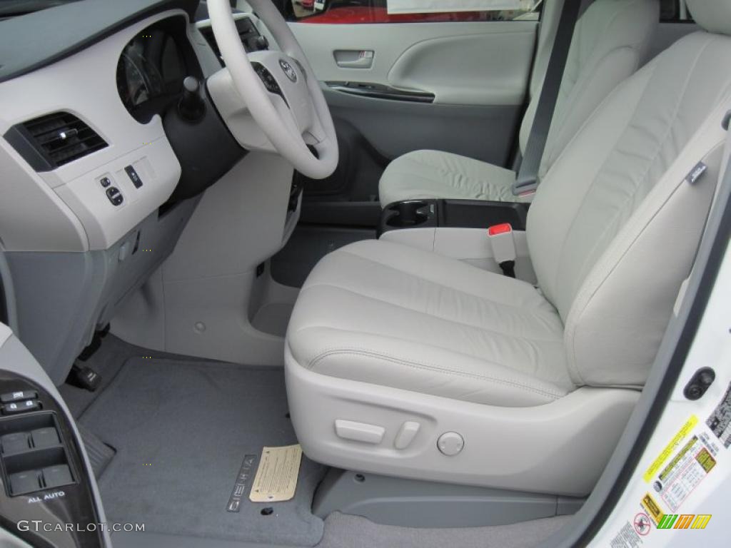 2011 Sienna LE - Super White / Light Gray photo #12