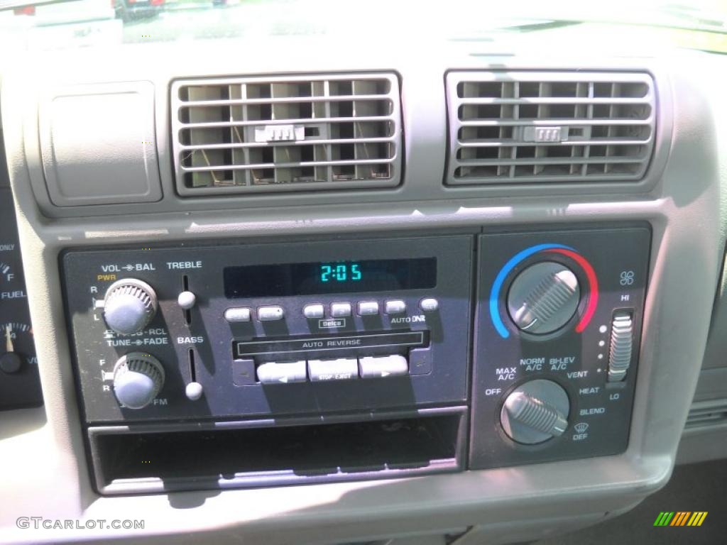 1995 Sonoma SLS Regular Cab - Bahama Blue Metallic / Gray photo #17