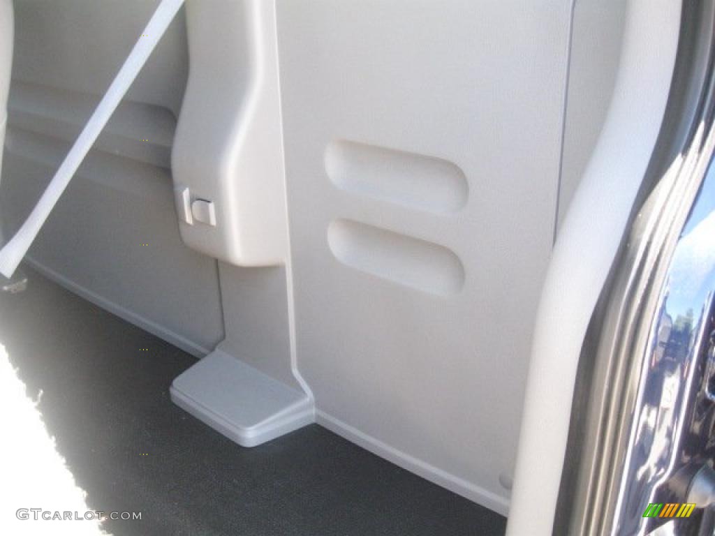 2005 F150 XL Regular Cab - Medium Wedgewood Blue Metallic / Medium Flint Grey photo #10