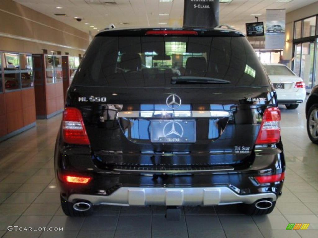 2010 ML 550 4Matic - Black / Black photo #5