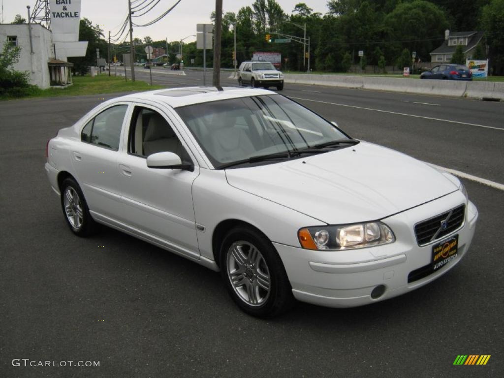2005 S60 2.5T - Ice White / Taupe/Light Taupe photo #2