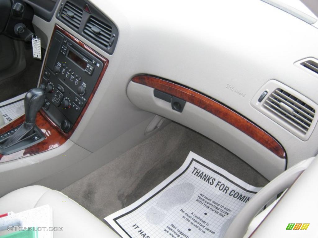 2005 S60 2.5T - Ice White / Taupe/Light Taupe photo #8