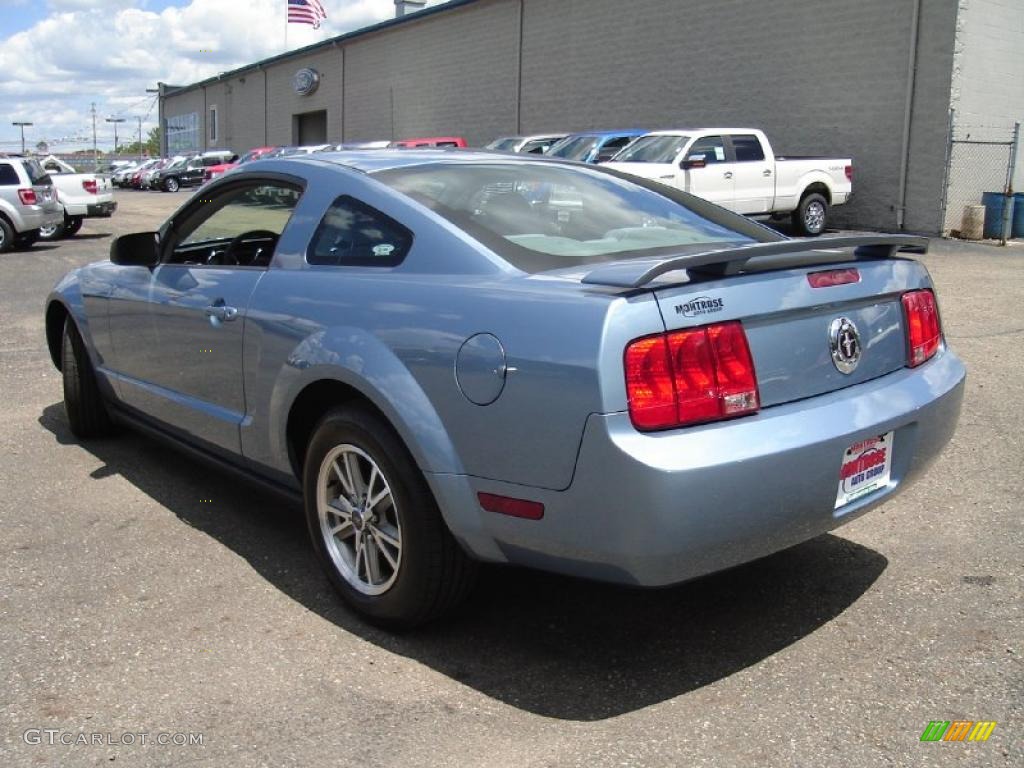2005 Mustang V6 Deluxe Coupe - Windveil Blue Metallic / Light Graphite photo #3