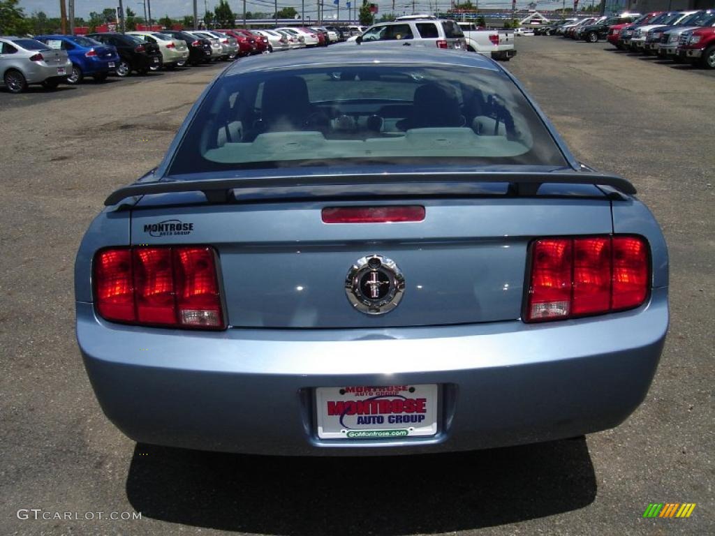 2005 Mustang V6 Deluxe Coupe - Windveil Blue Metallic / Light Graphite photo #4