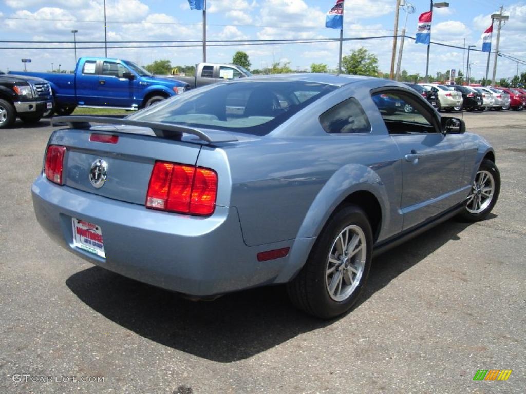 2005 Mustang V6 Deluxe Coupe - Windveil Blue Metallic / Light Graphite photo #5