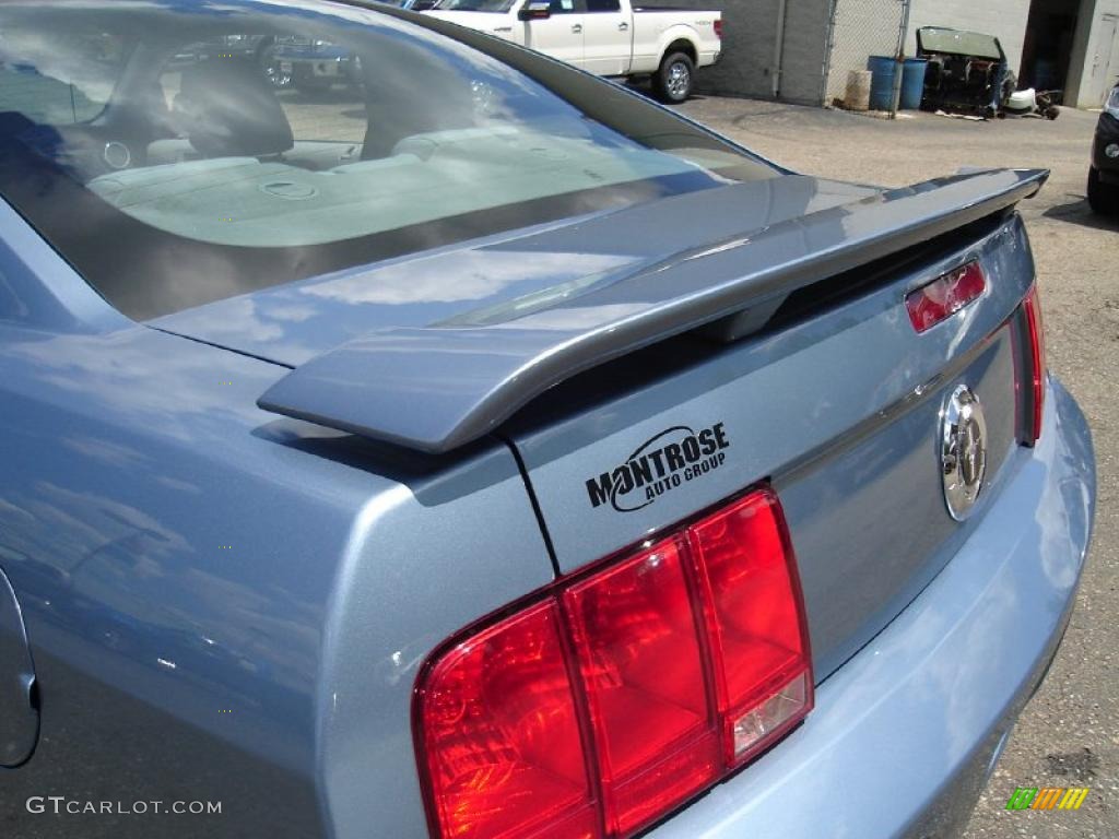 2005 Mustang V6 Deluxe Coupe - Windveil Blue Metallic / Light Graphite photo #12