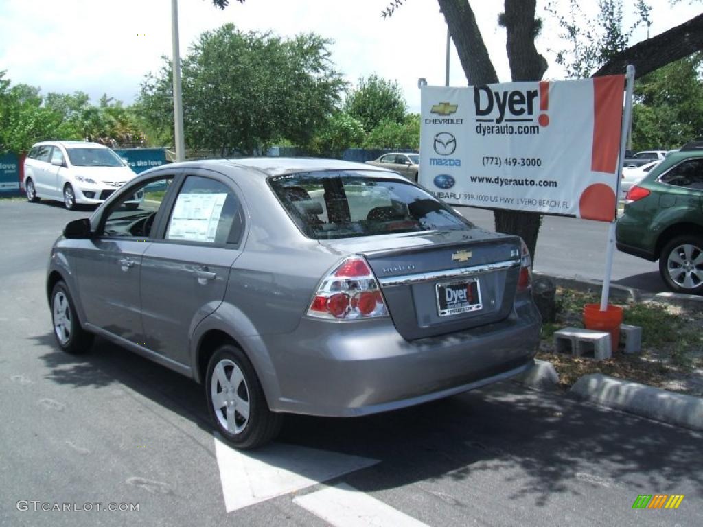 2010 Aveo LT Sedan - Medium Gray / Charcoal photo #4