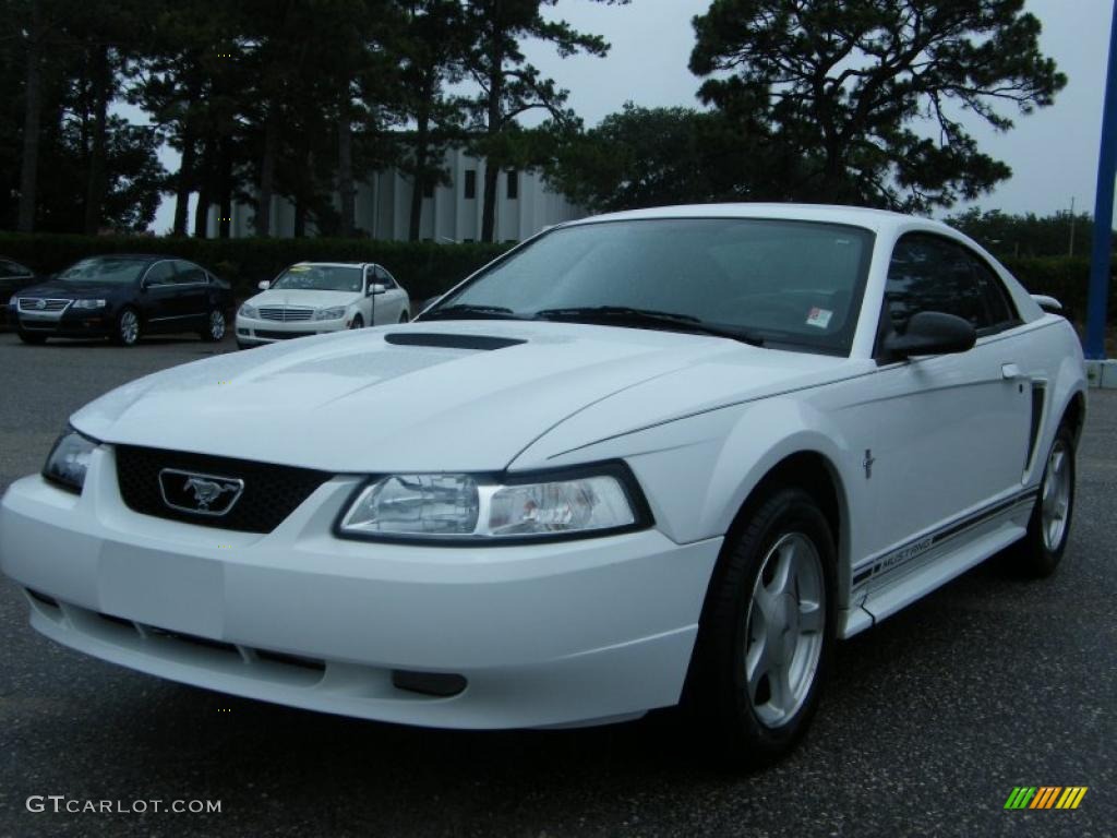 2001 Mustang V6 Coupe - Oxford White / Dark Charcoal photo #1