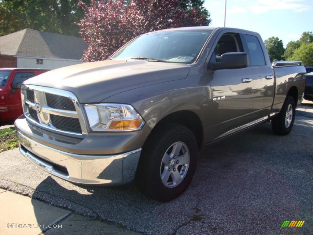 2009 Ram 1500 SLT Quad Cab 4x4 - Austin Tan Pearl / Dark Slate/Medium Graystone photo #2