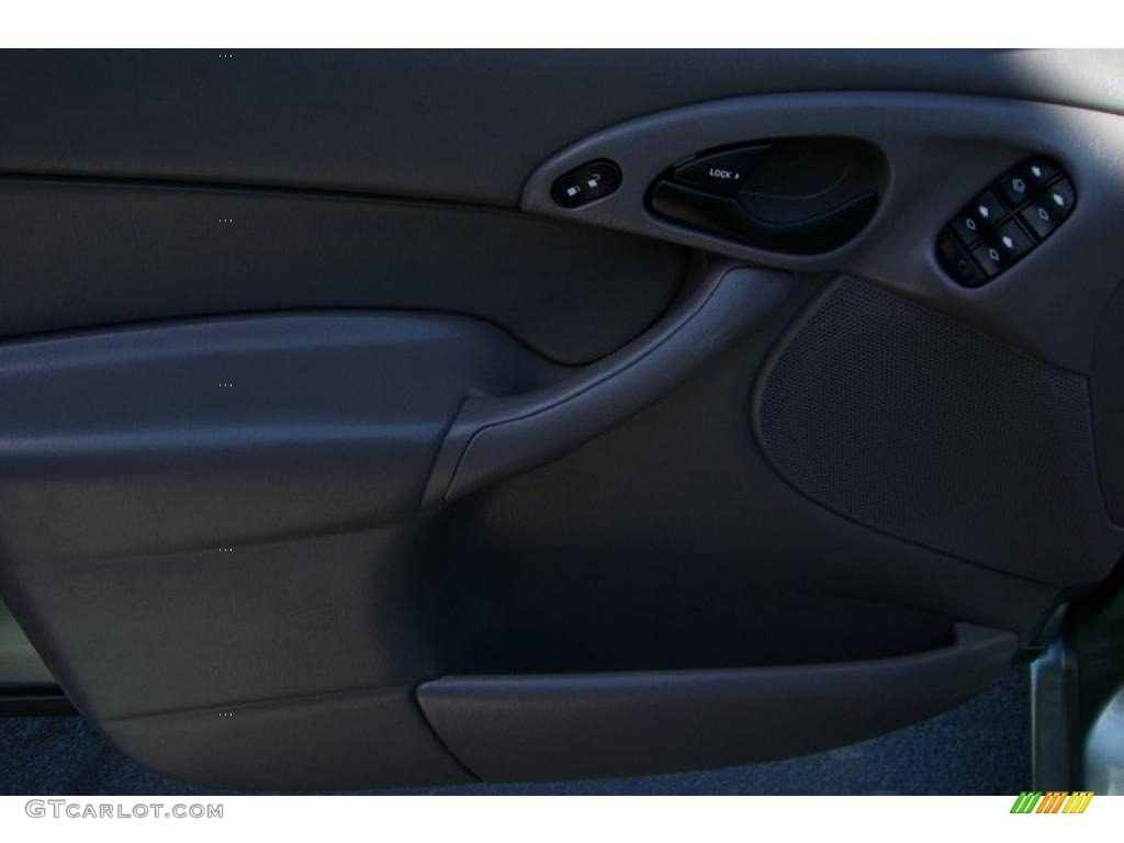 2004 Focus SE Sedan - Light Tundra Metallic / Medium Graphite photo #6