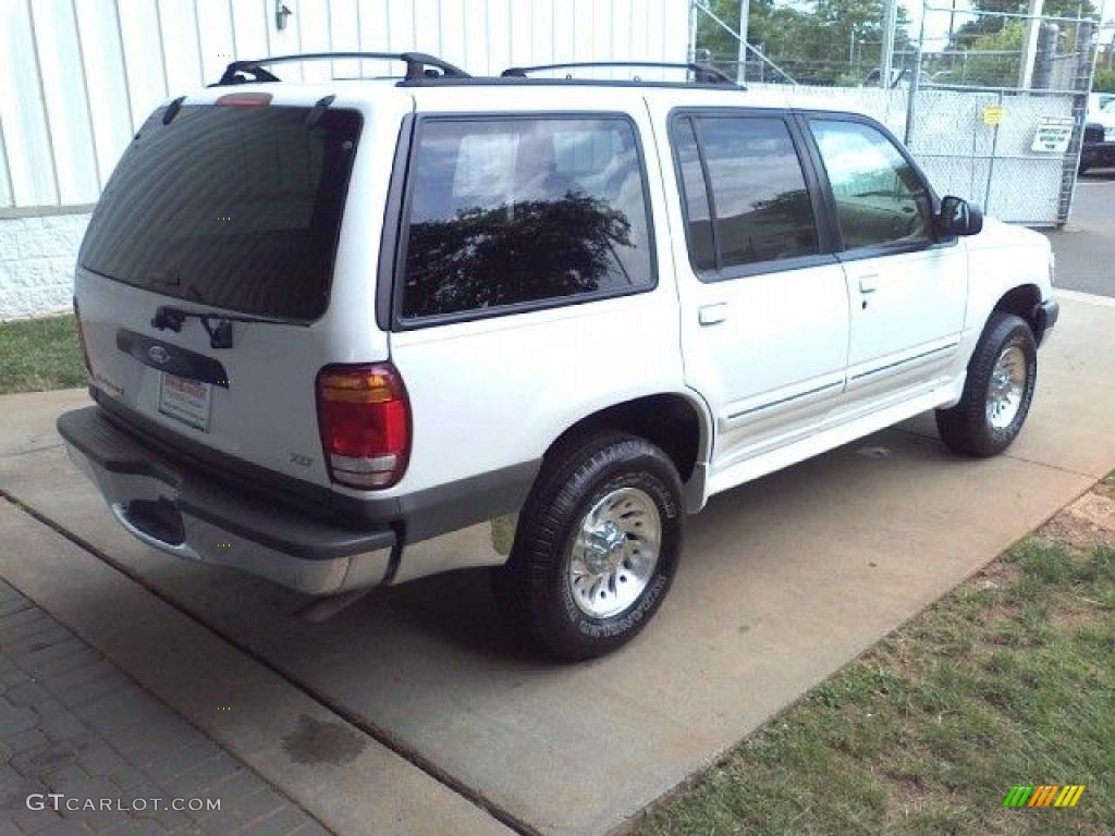 1999 Explorer XLT 4x4 - Oxford White / Medium Prairie Tan photo #16