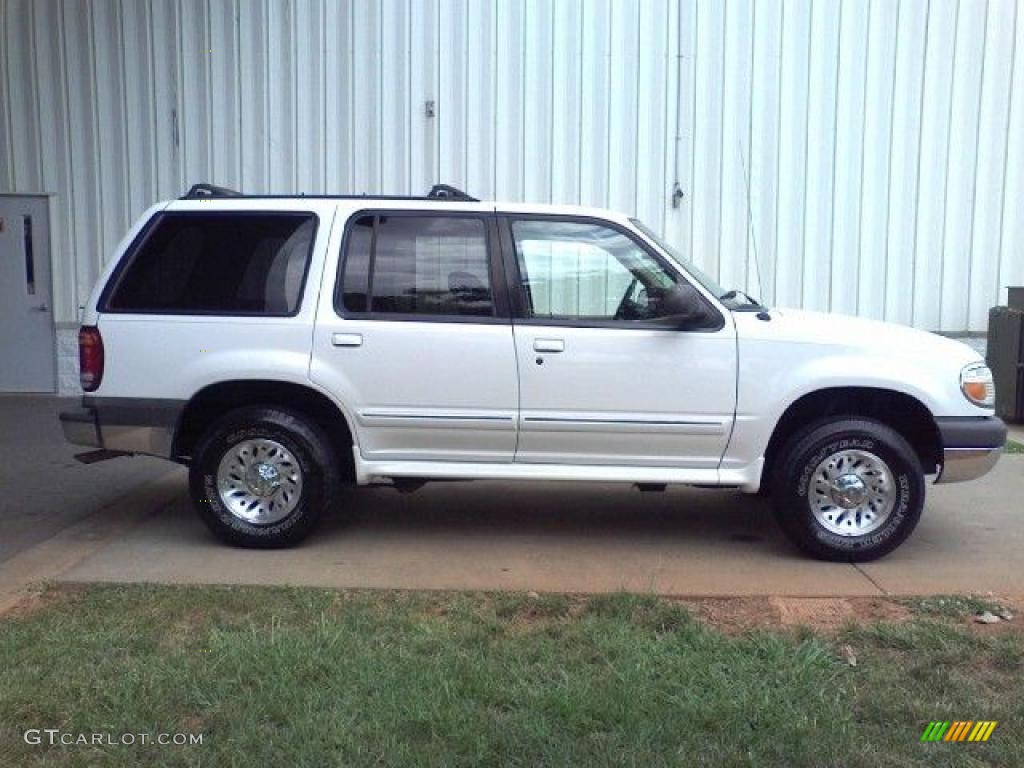1999 Explorer XLT 4x4 - Oxford White / Medium Prairie Tan photo #17