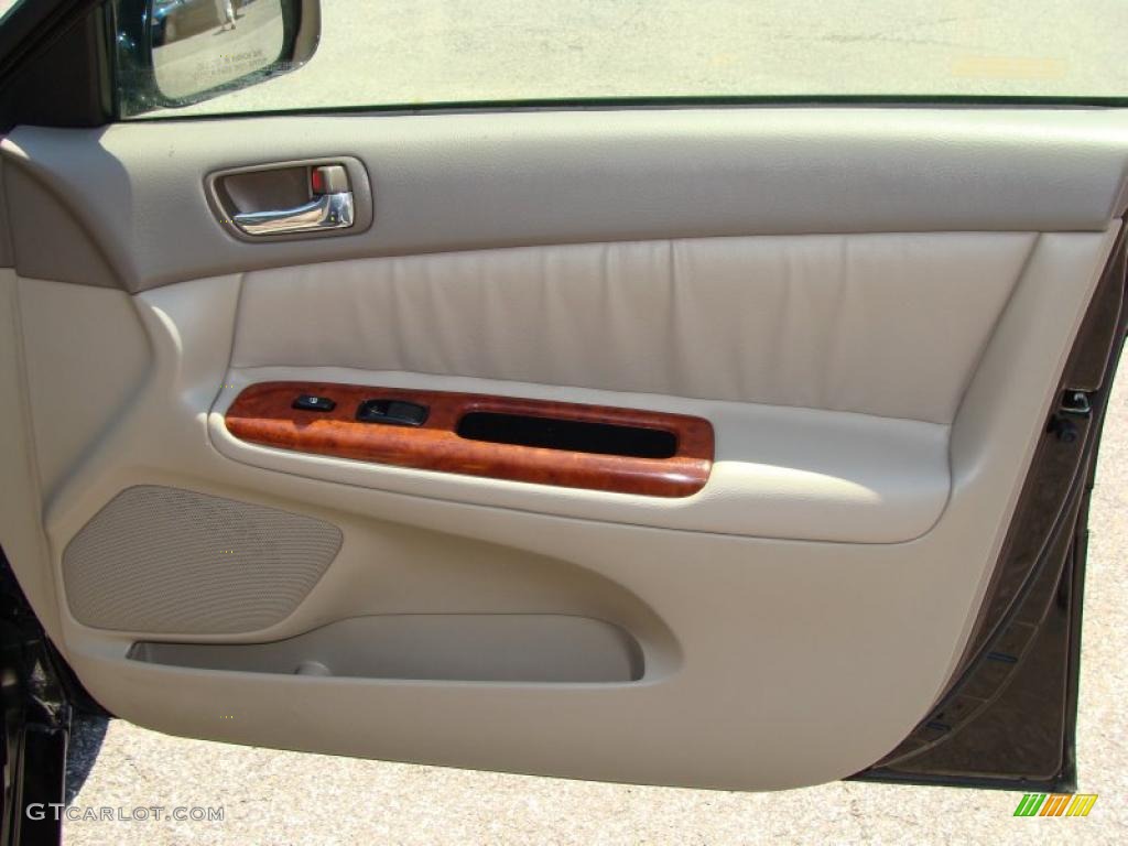 2004 Camry XLE - Black / Taupe photo #17
