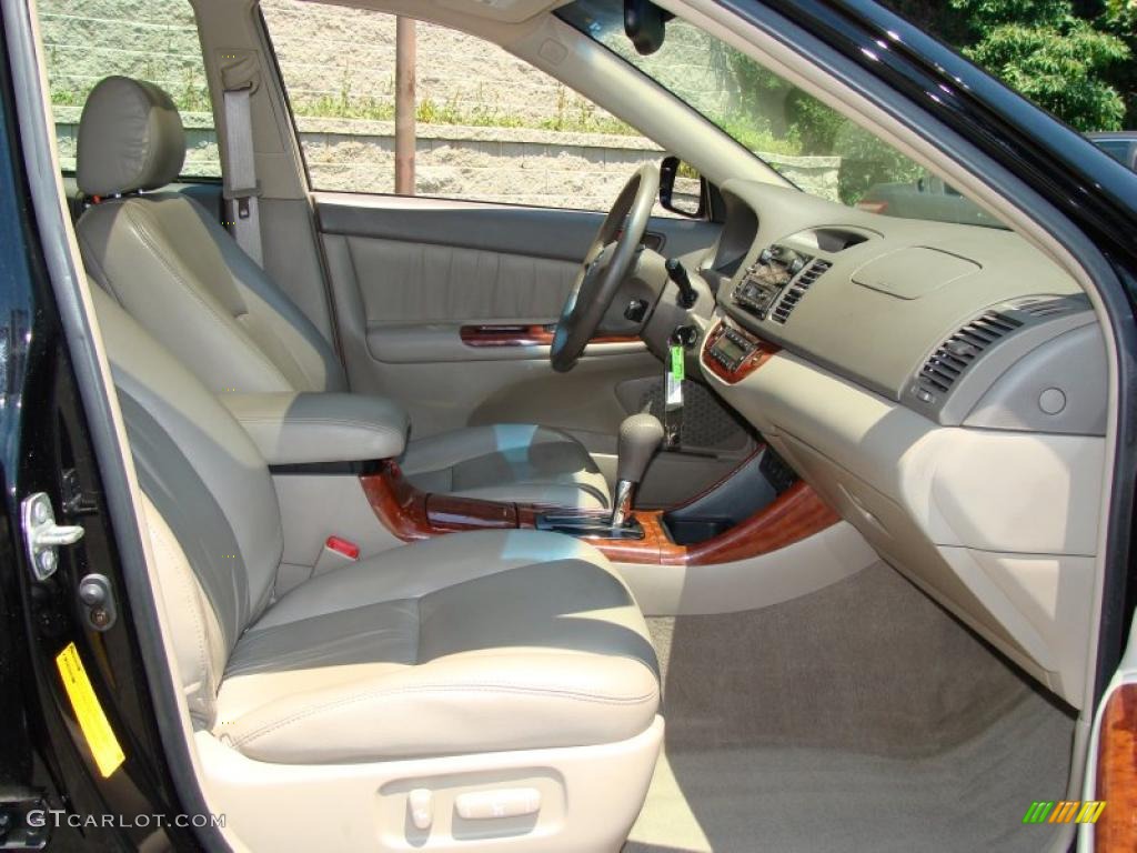 2004 Camry XLE - Black / Taupe photo #18