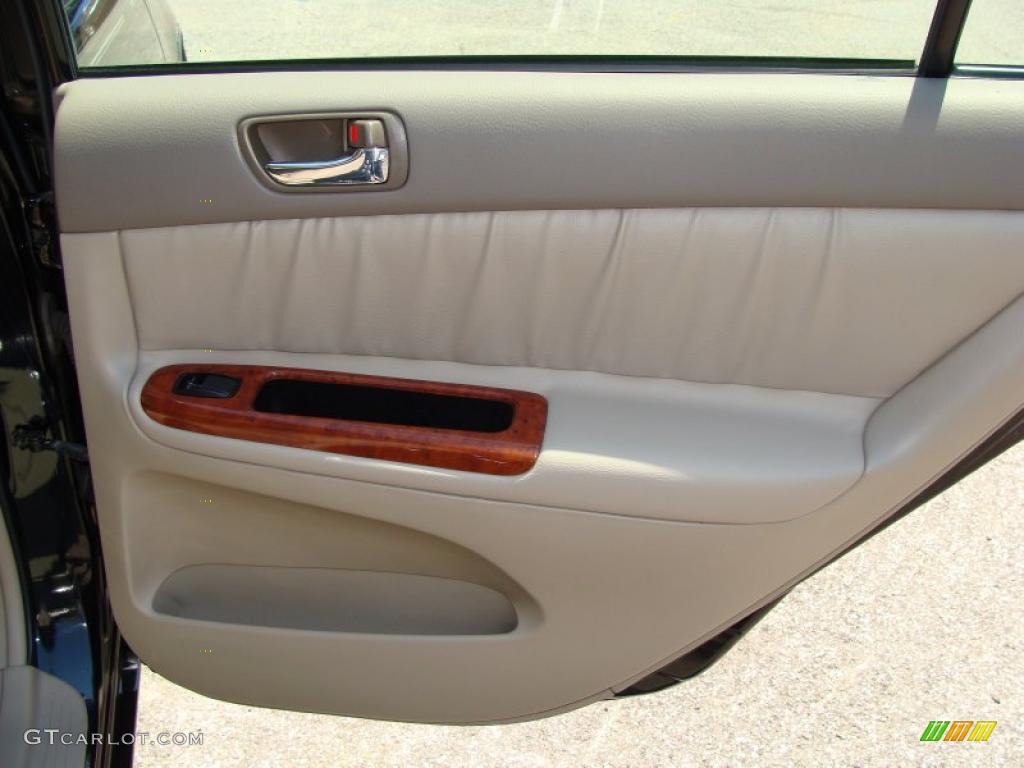 2004 Camry XLE - Black / Taupe photo #19