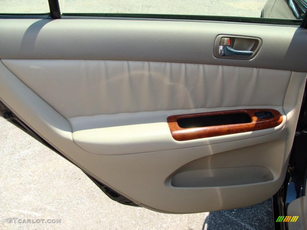 2004 Camry XLE - Black / Taupe photo #21