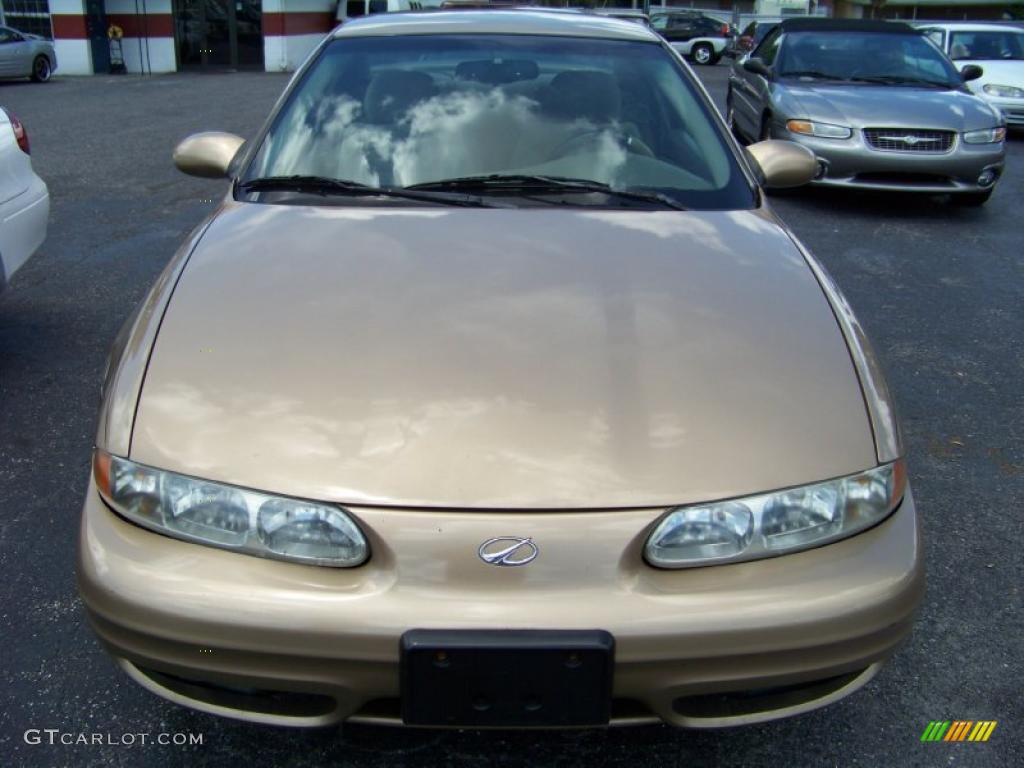 1999 Alero GL Coupe - Gold Metallic / Neutral photo #2