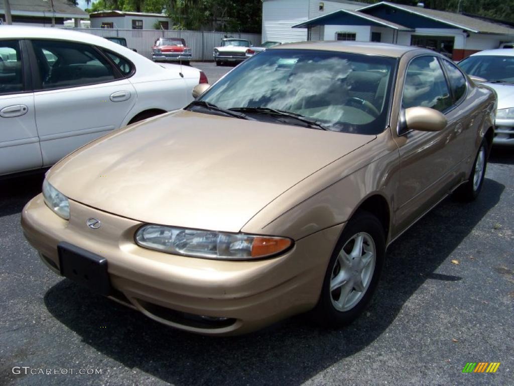 1999 Alero GL Coupe - Gold Metallic / Neutral photo #3