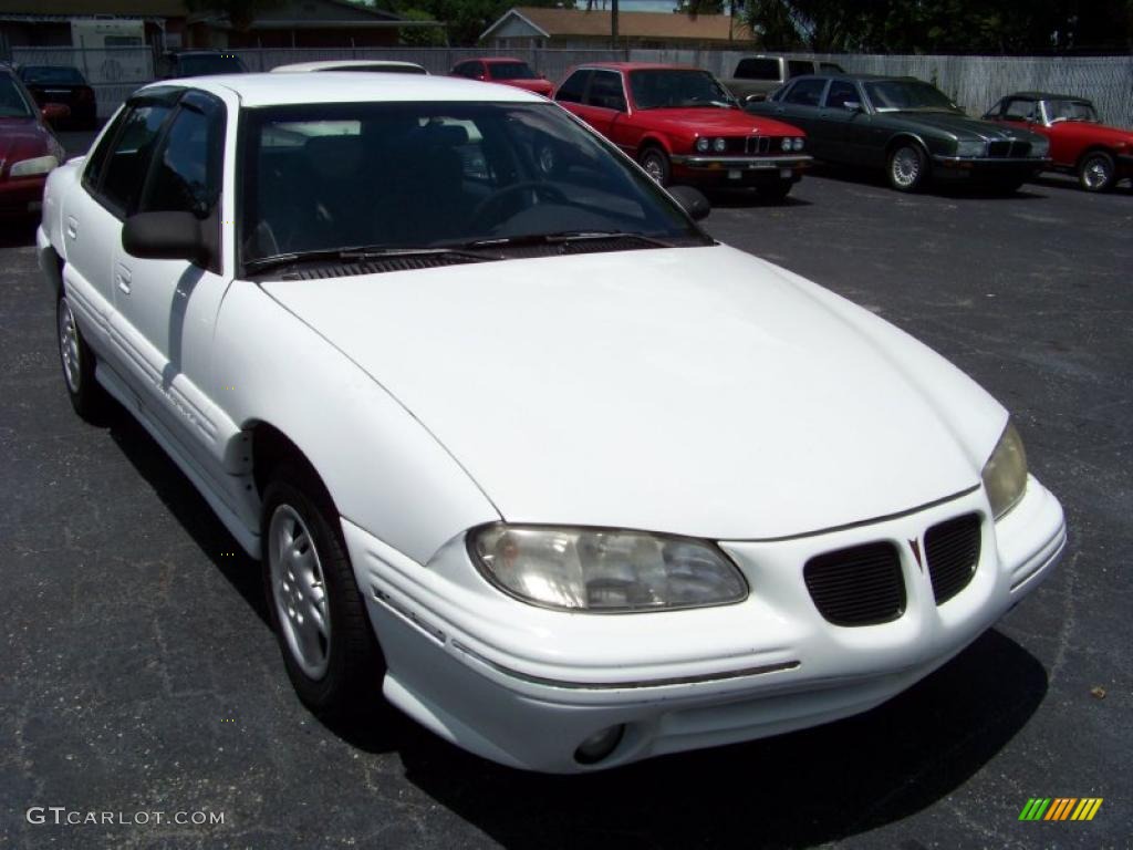 1997 Grand Am SE Sedan - Bright White / Graphite photo #1