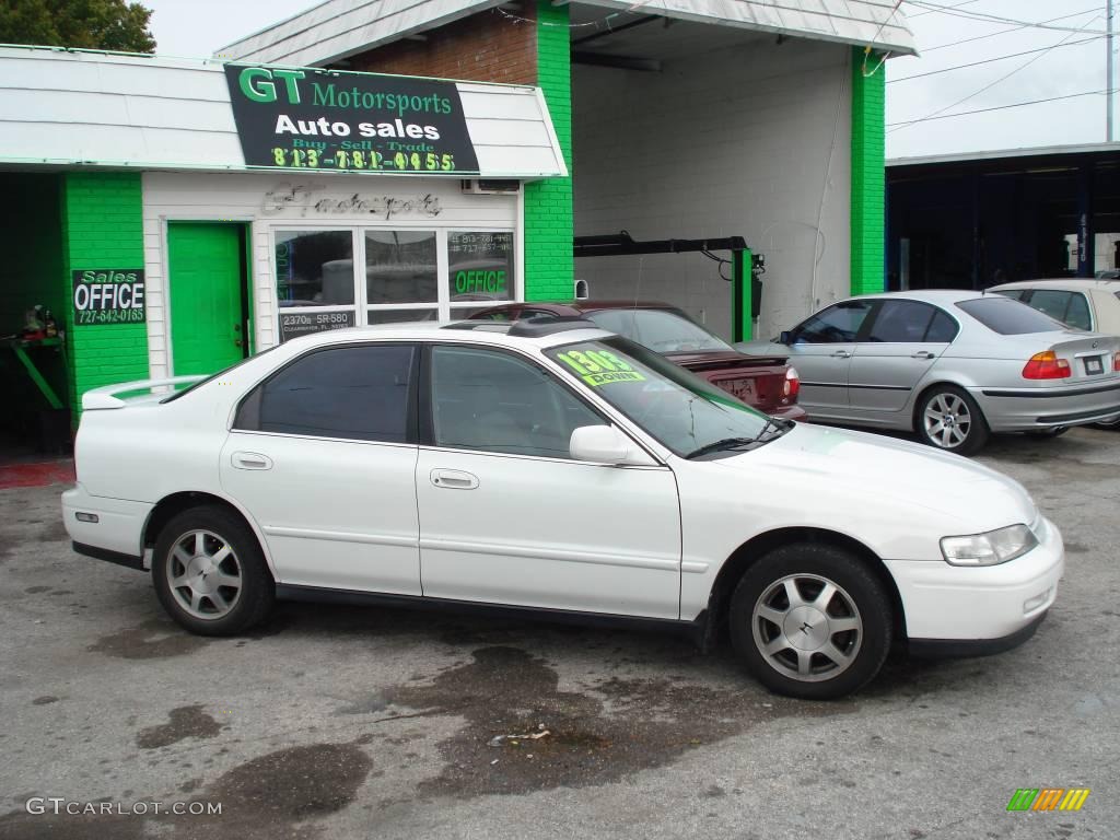 1995 Accord EX Sedan - Frost White / Beige photo #2
