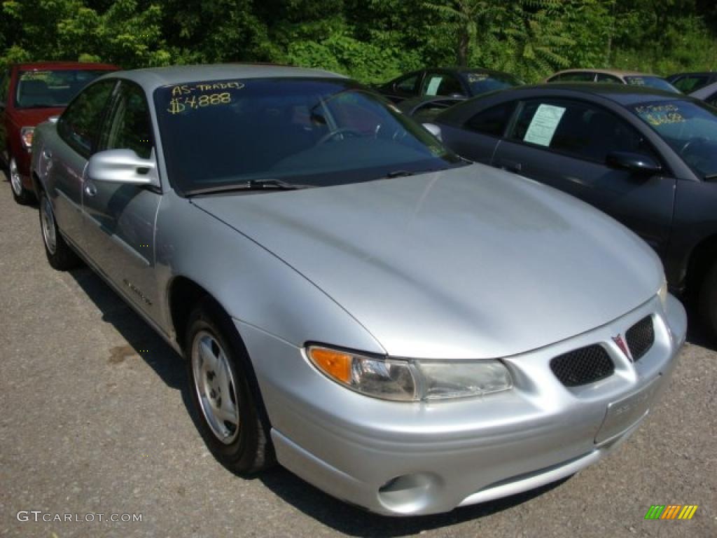 2002 Grand Prix SE Sedan - Galaxy Silver Metallic / Graphite photo #1