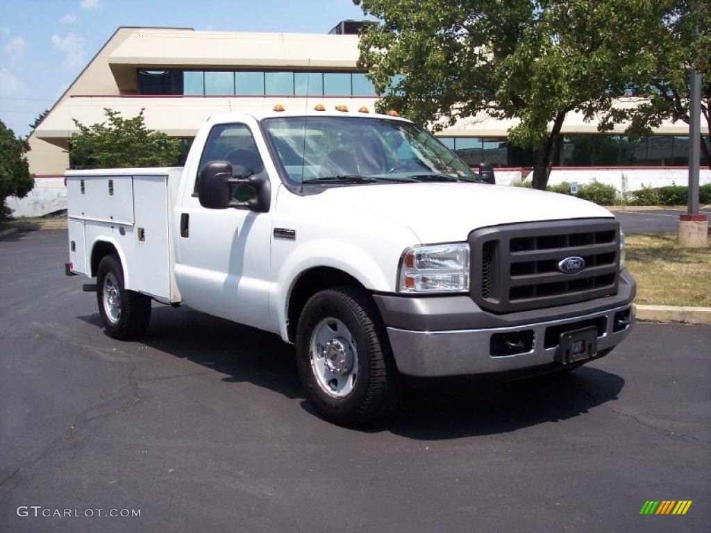 2005 F250 Super Duty XL Regular Cab Chassis Utility - Oxford White / Medium Flint photo #1