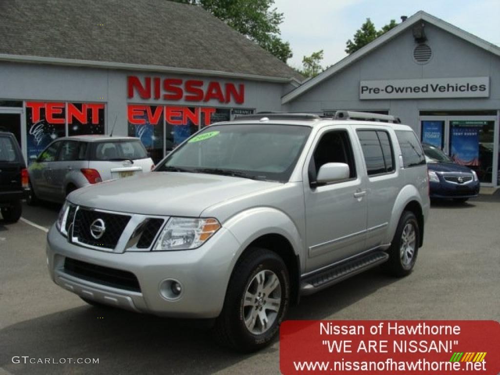 Silver Lightning Nissan Pathfinder