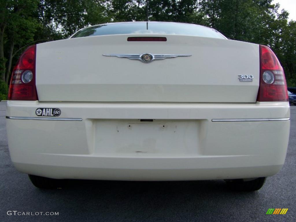 2008 300 Touring Signature Series - Cool Vanilla White / Dark Khaki/Light Graystone photo #6