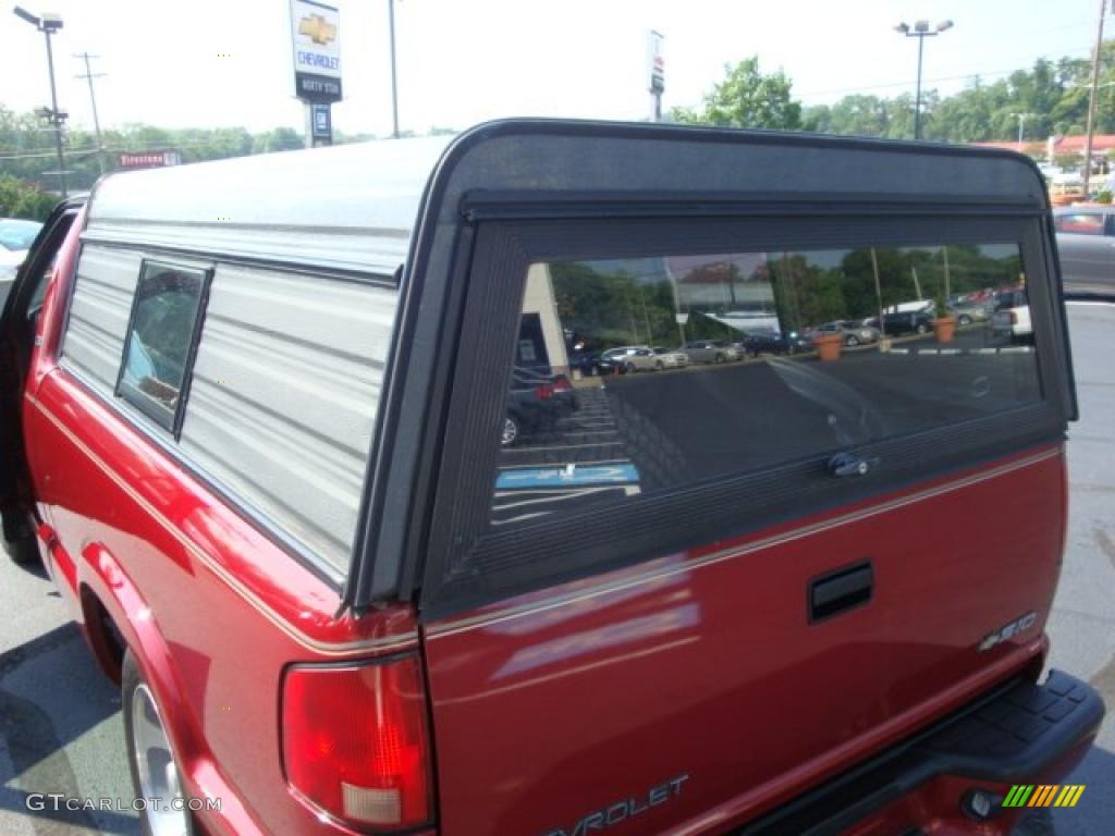 2000 S10 LS Regular Cab - Dark Cherry Red Metallic / Graphite photo #15