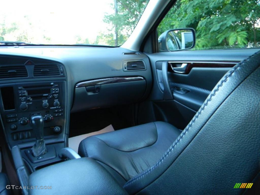 2004 XC70 AWD - Crystal Green Metallic / Graphite photo #12